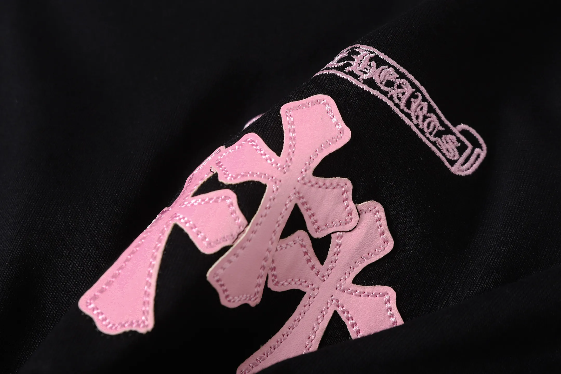 P160 Chrome Hearts CH Chrome Hearts Heavy Industry lip graffiti leather cross ✝️Short-sleeved T-shirt Use imported Tajima machine embroidery Correctly configured Black 2025 Chrome Hearts nylon bag authentic packaging 260 grams of custom-dyed double yarn cotton Large version Loose and stylish Differentiation from low version slim and long version The upper body pulls the hips 100% commitment: top quality Do not make fast food The highest version on the market Top quality - different from the ordinary versions on the market If you care about quality, you should also respect the price. Absolutely 0 after-sales service and 0 return rate so far. It’s hard not to love the style - 260g custom-dyed double yarn fabric - Correct high-density main mark, washed tag, hand-sewn